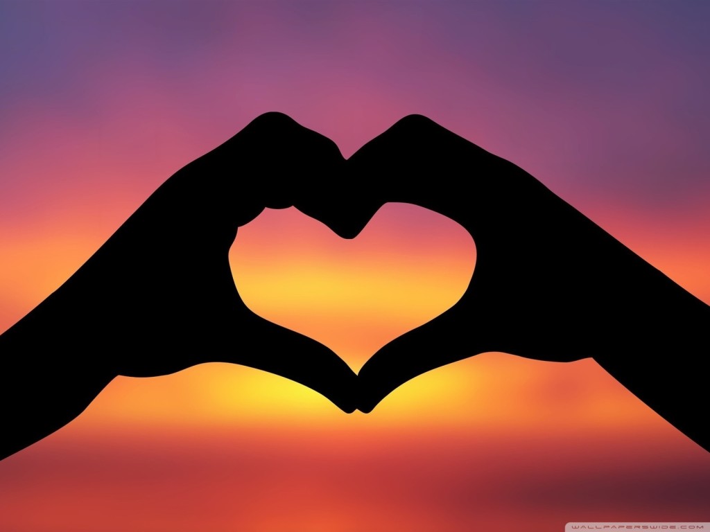 hands_making_a_heart_in_the_sunset-wallpaper-1600x1200